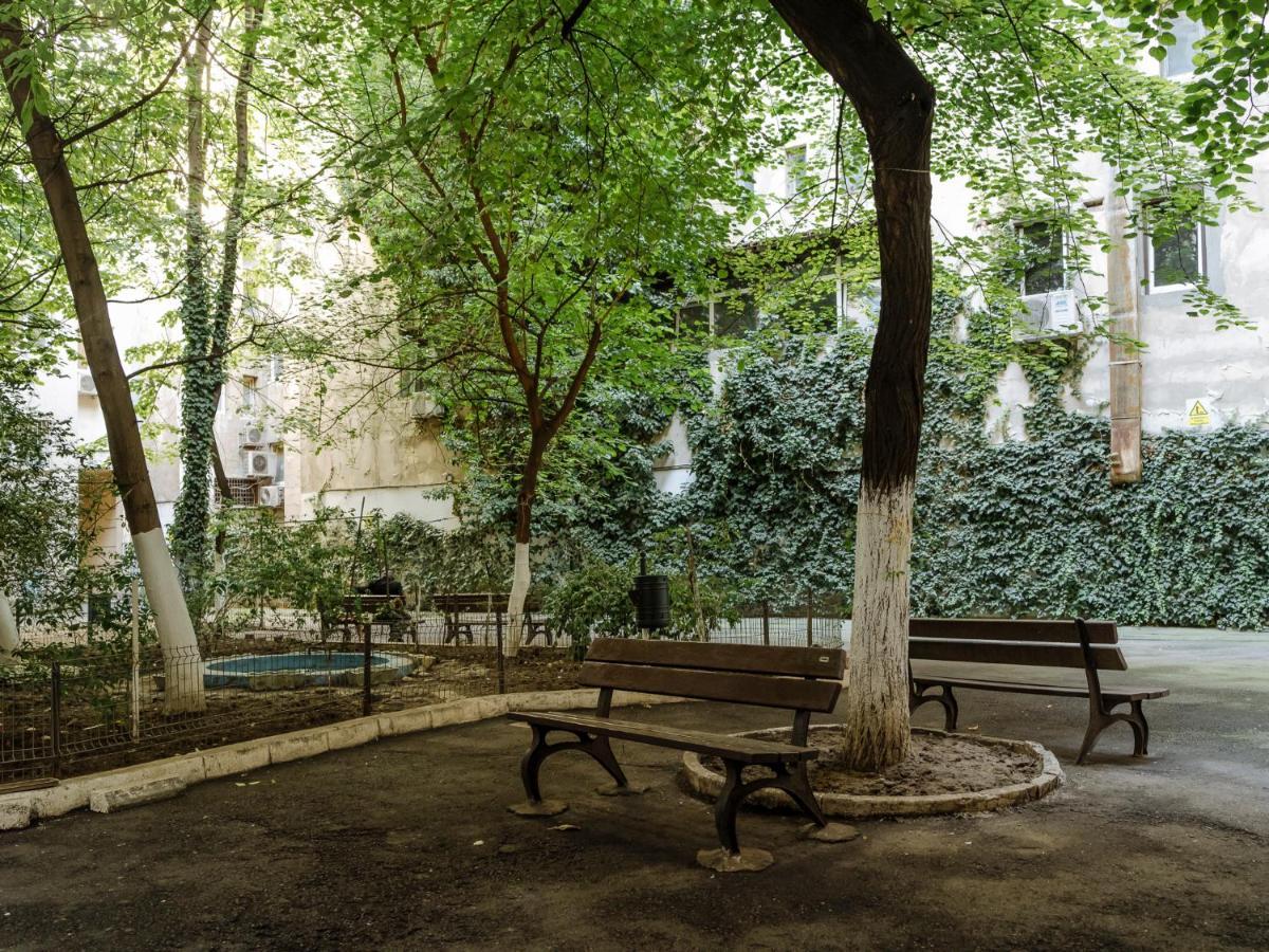 Old Town Historic Apartment With Backyard Mini Park ブカレスト エクステリア 写真