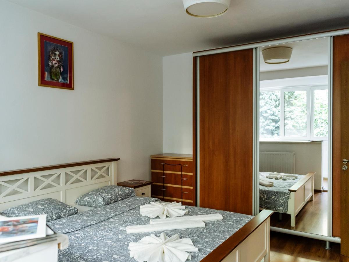 Old Town Historic Apartment With Backyard Mini Park ブカレスト エクステリア 写真