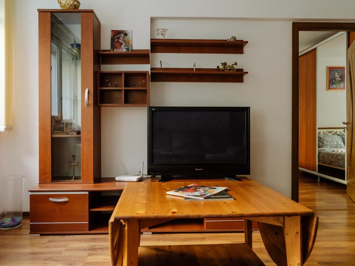 Old Town Historic Apartment With Backyard Mini Park ブカレスト エクステリア 写真