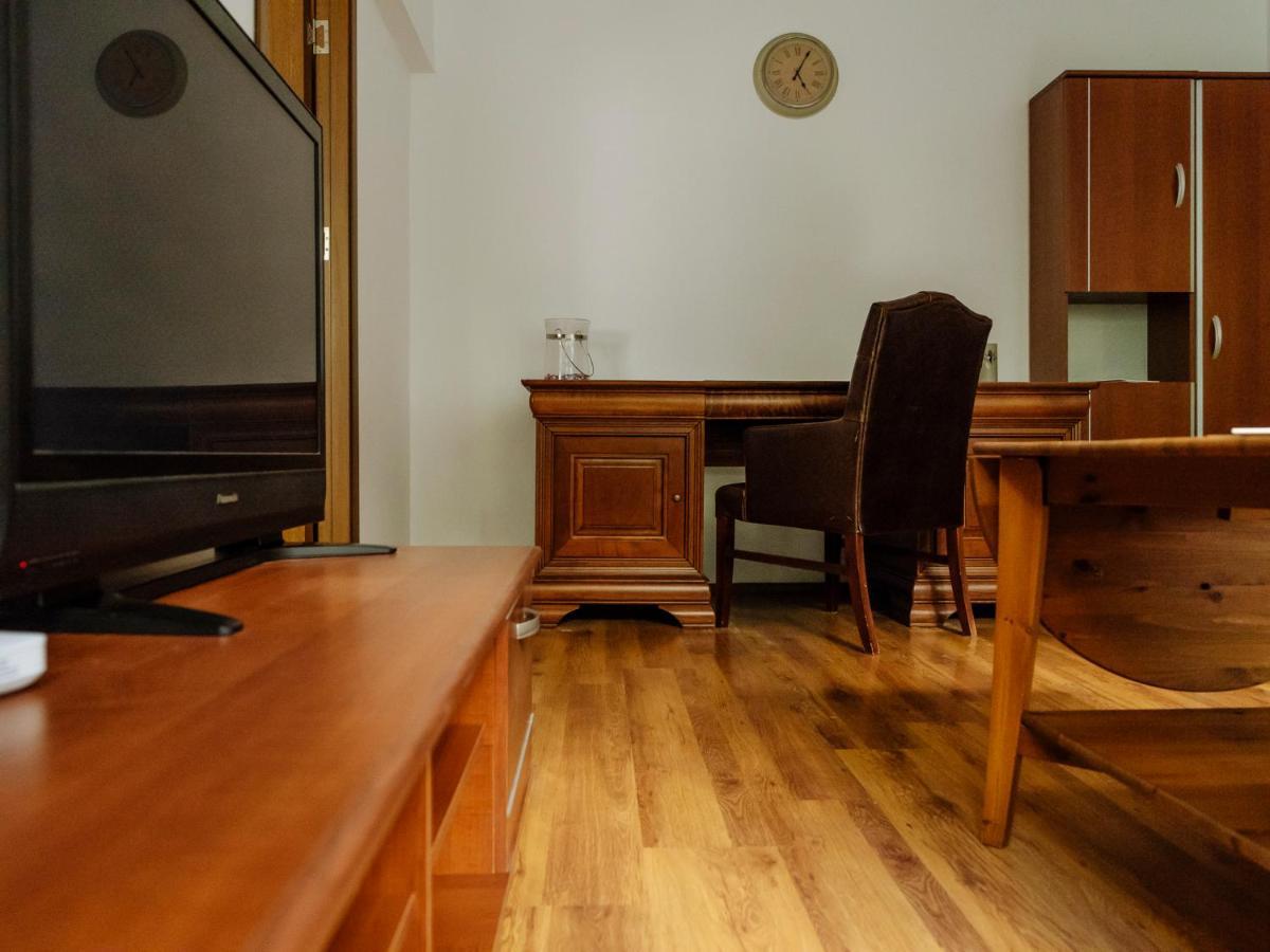 Old Town Historic Apartment With Backyard Mini Park ブカレスト エクステリア 写真