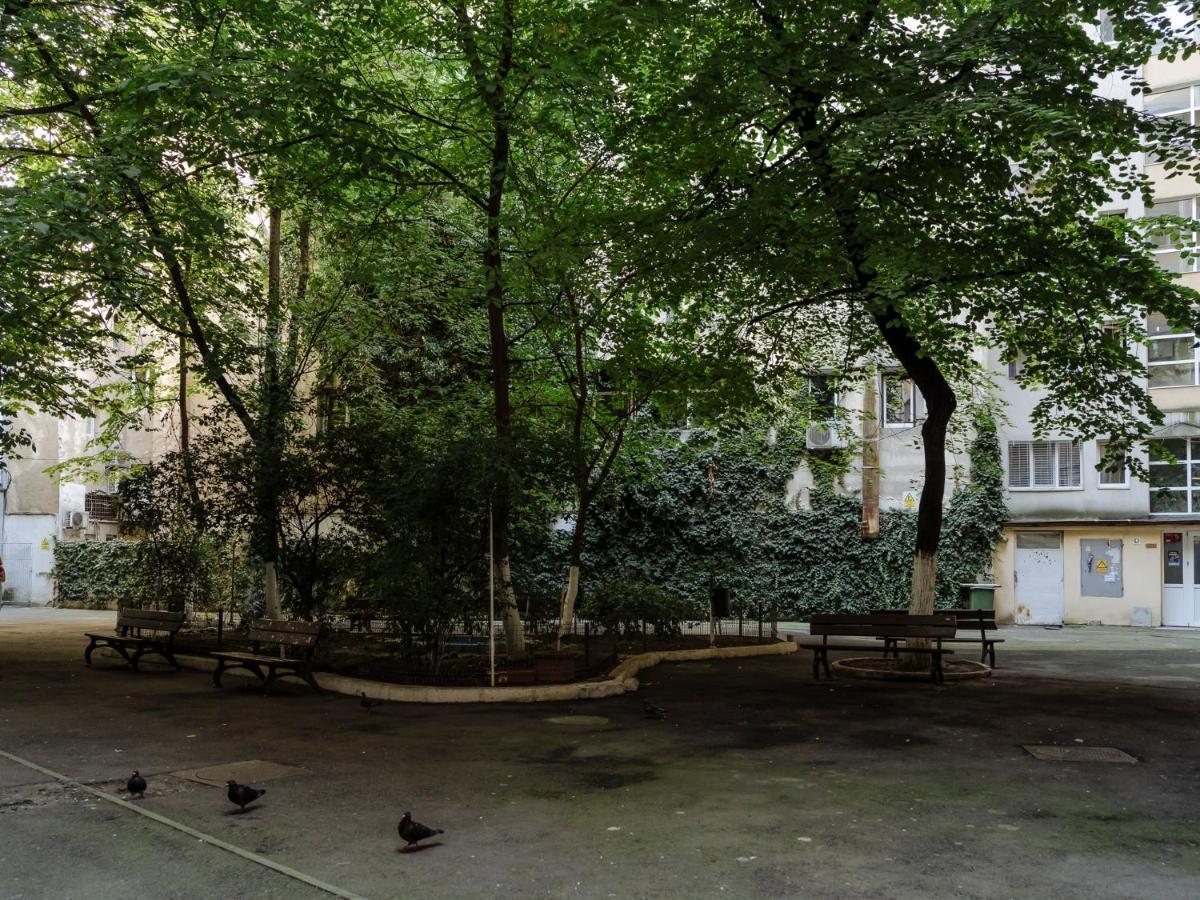 Old Town Historic Apartment With Backyard Mini Park ブカレスト エクステリア 写真
