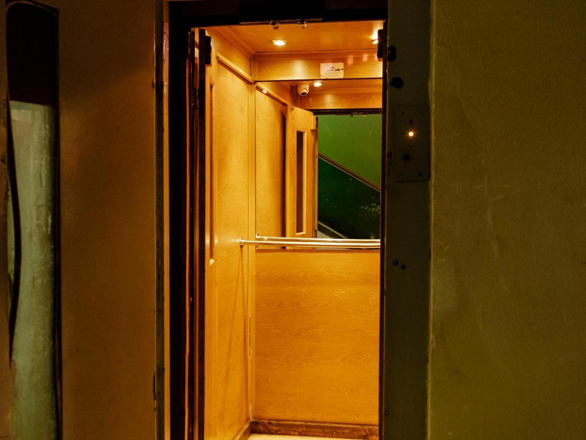 Old Town Historic Apartment With Backyard Mini Park ブカレスト エクステリア 写真