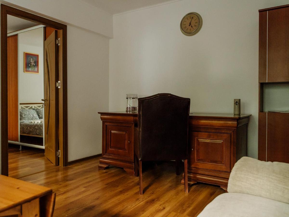 Old Town Historic Apartment With Backyard Mini Park ブカレスト エクステリア 写真