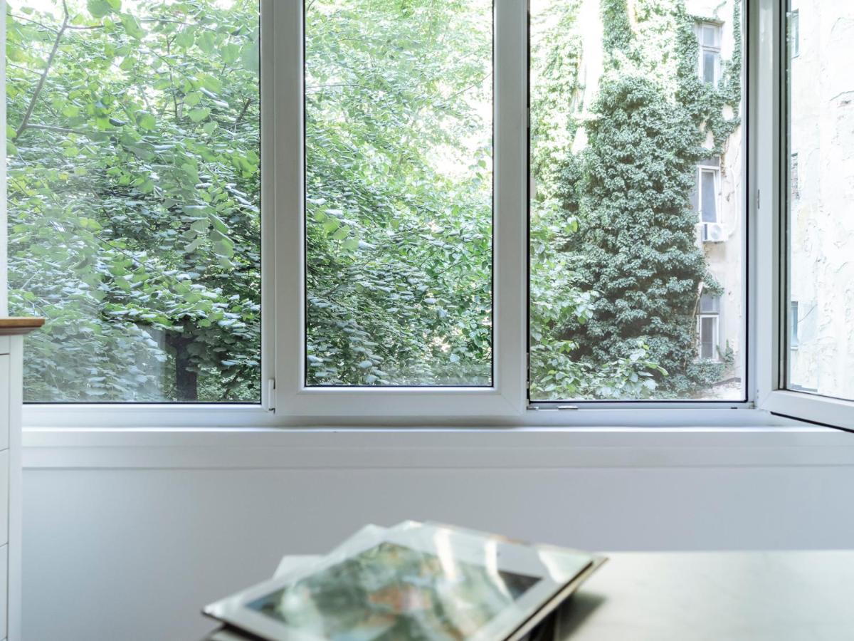 Old Town Historic Apartment With Backyard Mini Park ブカレスト エクステリア 写真