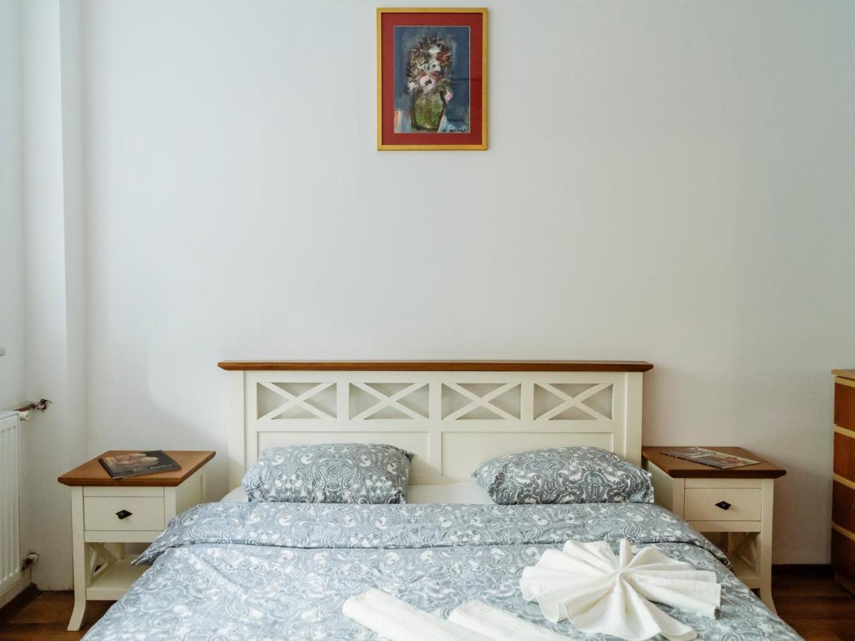 Old Town Historic Apartment With Backyard Mini Park ブカレスト エクステリア 写真