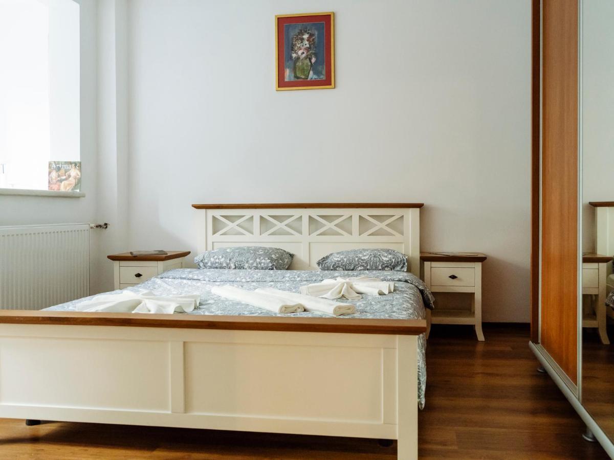 Old Town Historic Apartment With Backyard Mini Park ブカレスト エクステリア 写真
