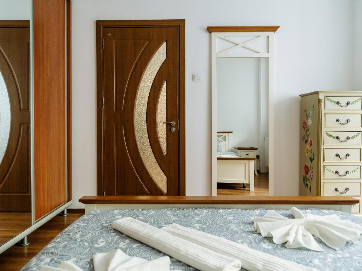 Old Town Historic Apartment With Backyard Mini Park ブカレスト エクステリア 写真