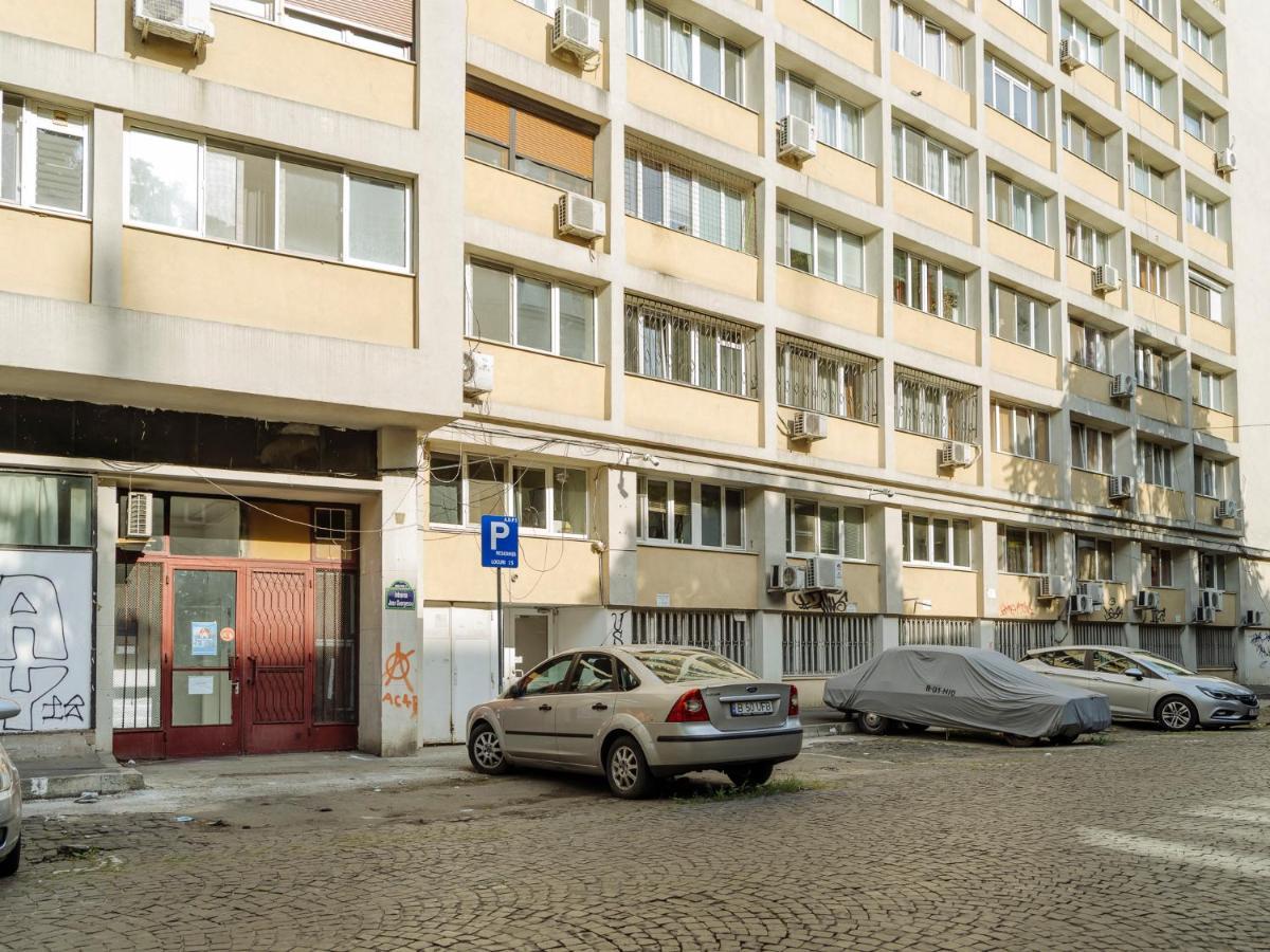 Old Town Historic Apartment With Backyard Mini Park ブカレスト エクステリア 写真
